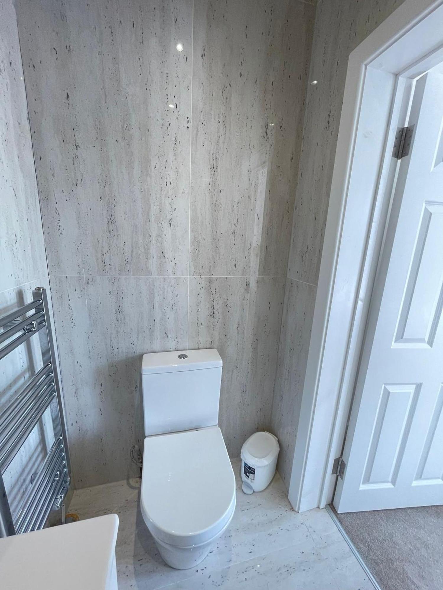 Comfortable Bay Window Stone Private Bathroom Edgware Exterior foto