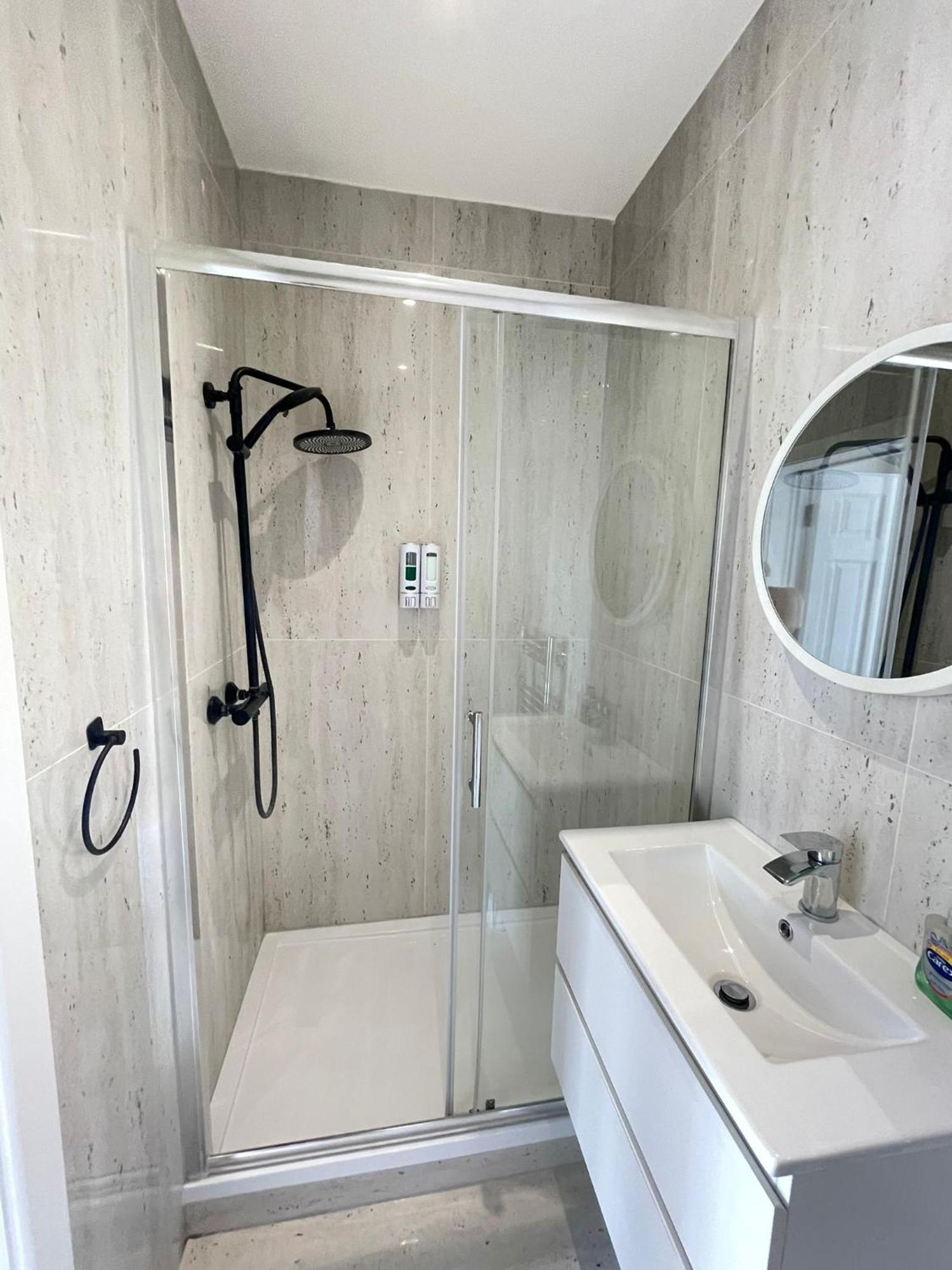 Comfortable Bay Window Stone Private Bathroom Edgware Exterior foto